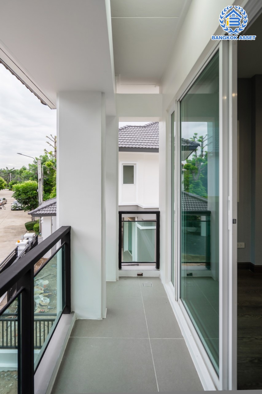 บ้านมือสองตกแต่งใหม่ ม.บางกอกบูเลอวาร์ด ราชพฤกษ์-พระราม5 ดีไซน์สุดหรู หลังมุม เนื้อที่ 61.1 ตร.ว. บนสังคมคุณภาพ SC Asset* ฟังก์ชันพร้อม 3 ห้องนอน 3 ห้องน้ำ จอดรถได้ 2 คัน บนทำเลติดถนนราชพฤกษ์ ใกล้วงเวียนพระรามห้า ,ทางด่วนศรีรัช และเพียง 10 ถึงรถไฟฟ้า "สถานีบางรักใหญ่"...